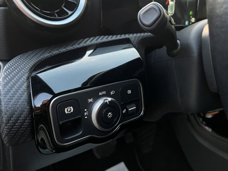 MERCEDES CLASSE A IV 180D 116 Cv 1ERE MAIN BOITE AUTO 7G CUIR GRAND ECRAN FULL LEDS - Garantie1an