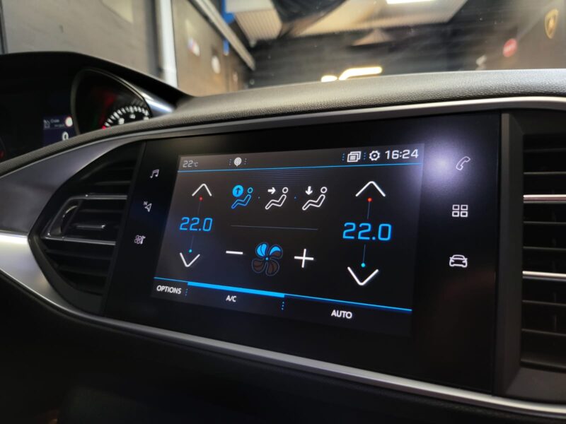 PEUGEOT 308 II 1.2 PureTech 130cv GT LINE 1ER MAIN TOIT PANORAMIQUE / CARPLAY / CAMERA / KEYLESS