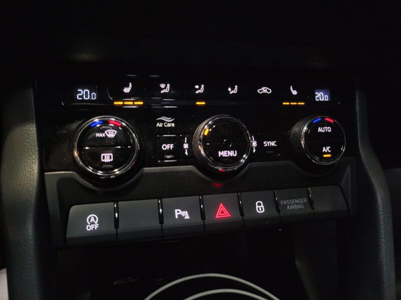 SKODA KAROQ 1.5 TSI 150cv ACT Style 4X4 DSG7 // APPLE CARPLAY/HAYON ELECTRIQUE/ATTELAGE AMOVIBLE