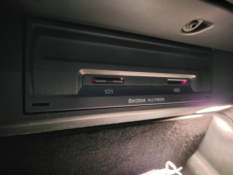 SKODA KAROQ 1.5 TSI 150cv ACT Style 4X4 DSG7 // APPLE CARPLAY/HAYON ELECTRIQUE/ATTELAGE AMOVIBLE