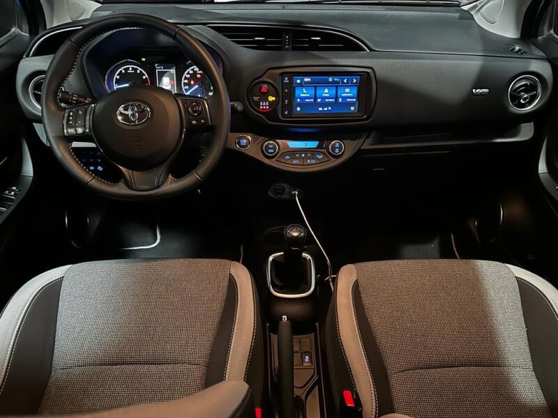 72 cv DESIGN Y20 / CAMERA AR / CARPLAY / REGULATEUR