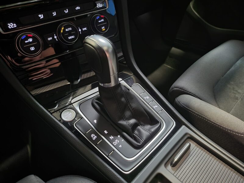 VOLKSWAGEN GOLF VII 2.0 TDI CARAT 150 cv TOIT OUVRANT / DSG 7 / CARPLAY