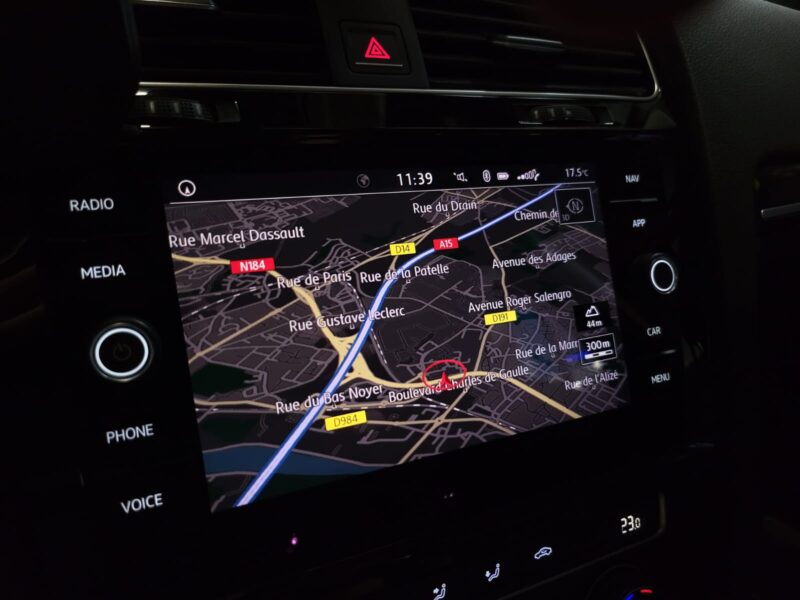 VOLKSWAGEN GOLF VII 2.0 TDI CARAT 150 cv TOIT OUVRANT / DSG 7 / CARPLAY