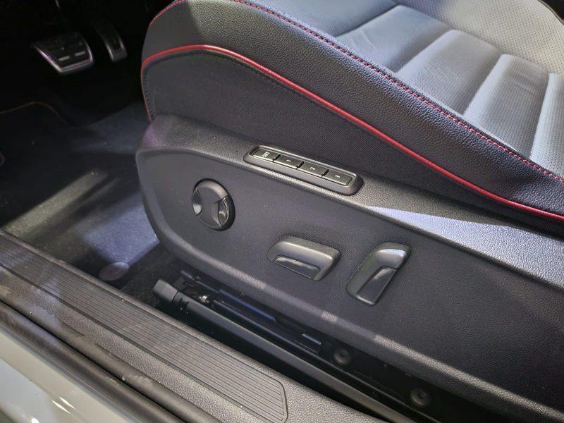 VOLKSWAGEN GOLF VIII GTI CLUBSPORT 300 cv TOIT OUVRANT / H&K / TETE HAUTE / SIEGES ELECT A MEMOIRE 