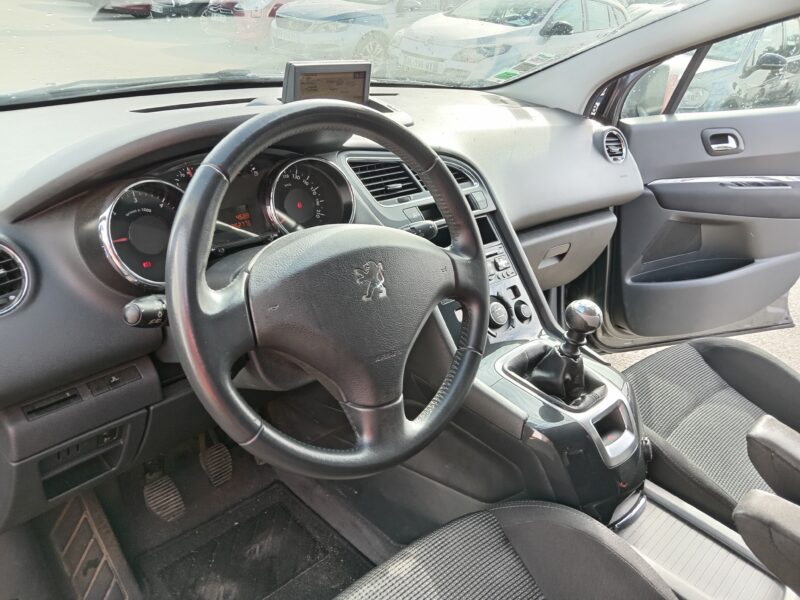PEUGEOT 5008 2011
