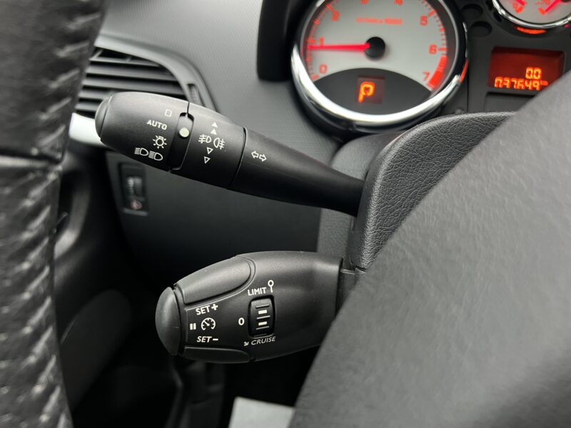 PEUGEOT 207 PHASE 2 1.6 VTI 120 Cv BOITE AUTO / 37 600 Kms TOIT PANORAMIQUE 5 PORTES - Garantie1an