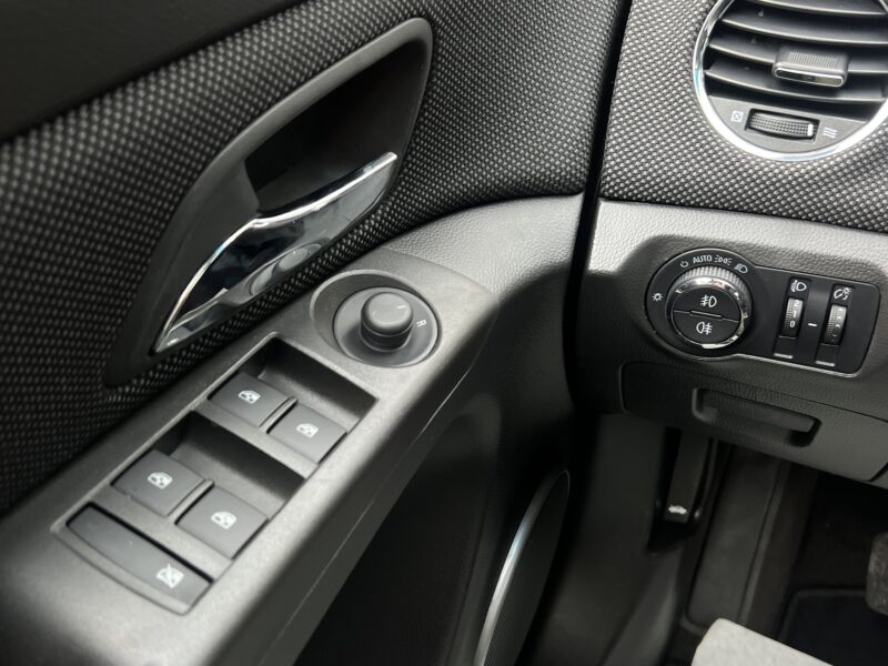 CHEVROLET CRUZE LTZ 1.8 141 1ERE MAIN 34 600 Kms ATTELAGE GPS TOIT OUVRANT REGULATEUR - Garantie1an