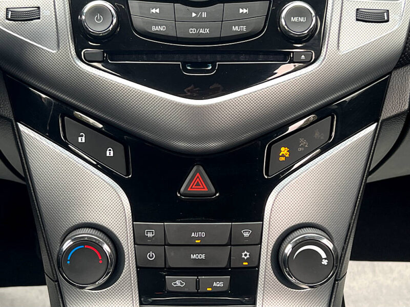 CHEVROLET CRUZE LTZ 1.8 141 1ERE MAIN 34 600 Kms ATTELAGE GPS TOIT OUVRANT REGULATEUR - Garantie1an