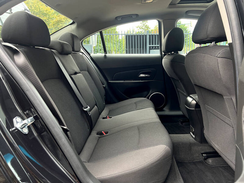 CHEVROLET CRUZE LTZ 1.8 141 1ERE MAIN 34 600 Kms ATTELAGE GPS TOIT OUVRANT REGULATEUR - Garantie1an