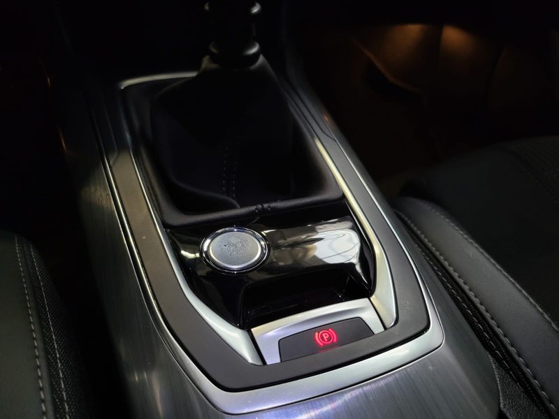 PEUGEOT 308 II 1.2 THP 110cv ALLURE PACK / TOIT PANORAMIQUE / CARPLAY / CAMERA