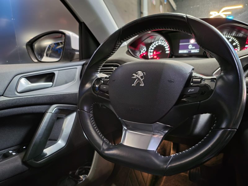 PEUGEOT 308 II 1.2 THP 110cv ALLURE PACK / TOIT PANORAMIQUE / CARPLAY / CAMERA