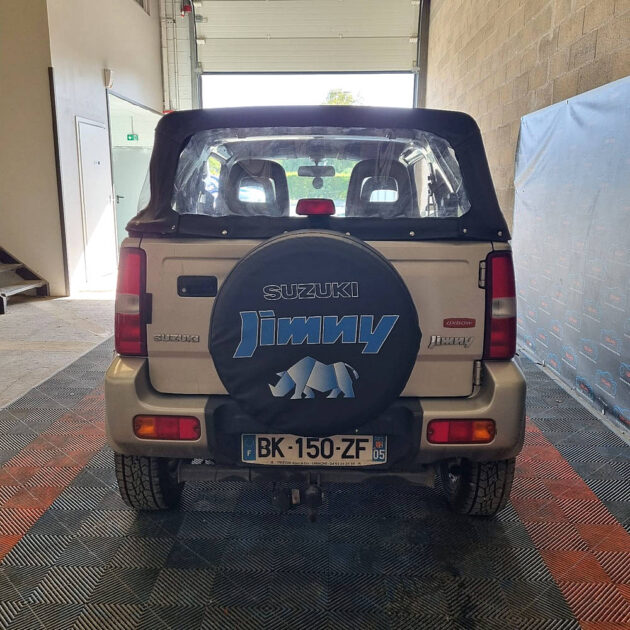 SUZUKI JIMNY Véhicule tout terrain fermé 2003