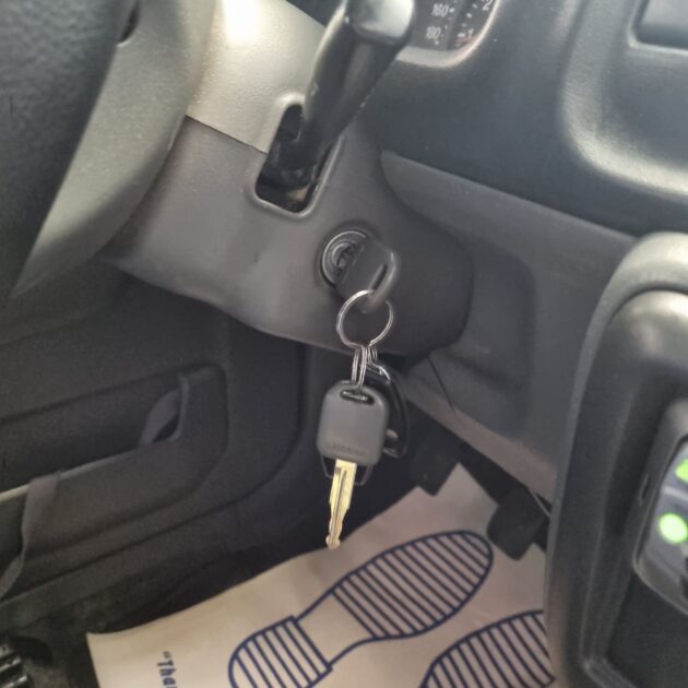 SUZUKI JIMNY Véhicule tout terrain fermé 2003