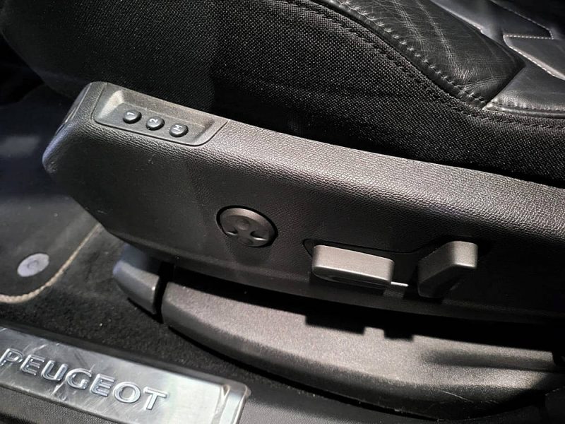 PEUGEOT 5008 II 2.0 BlueHDi 180cv GT 7PL / APPLE CAR PLAY / TOIT OUVRANT/ SIEGES CHAUFFANT