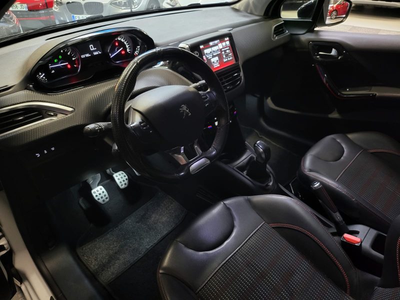 PEUGEOT 208 1.2 THP 110CH GTLINE / TOIT PANORAMIQUE+APPLE CARPLAY