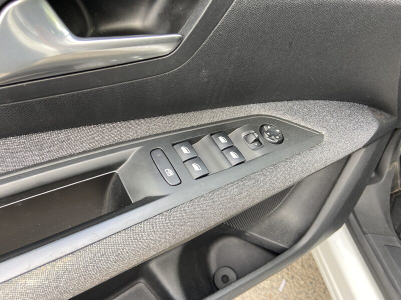 PEUGEOT 3008 1.2 PURETECH 130 ACTIVE EAT6 