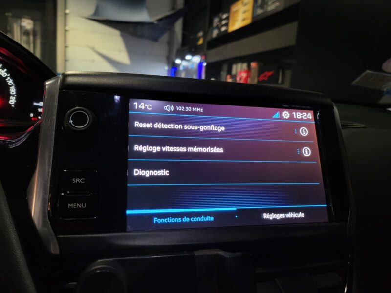 PEUGEOT 208 1.2 PureTech 82cv Allure // SIEGES CHAUFFANT/TOIT PANORAMIQUE/CAMERA DE RECUL