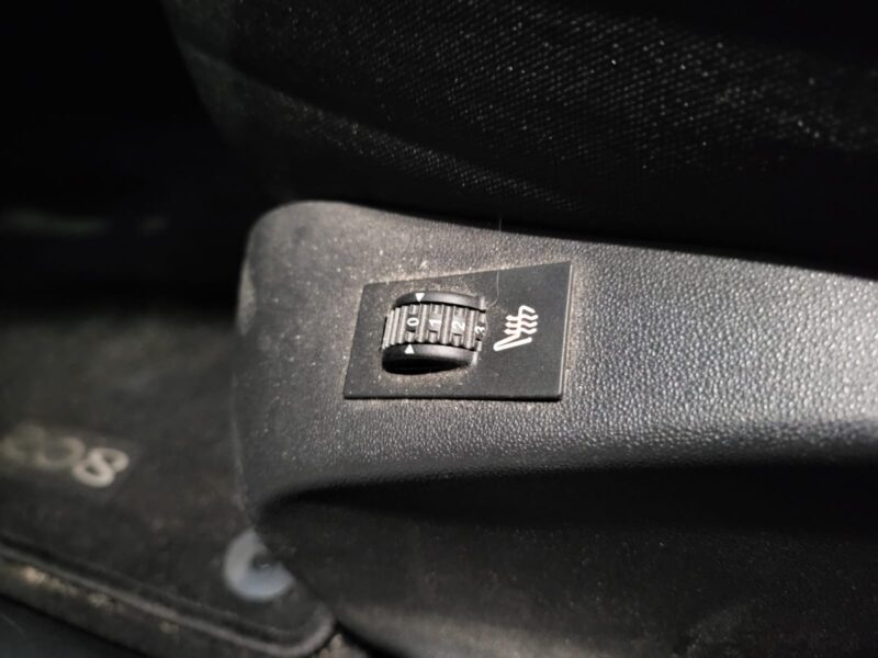 PEUGEOT 208 1.2 PureTech 82cv Allure // SIEGES CHAUFFANT/TOIT PANORAMIQUE/CAMERA DE RECUL