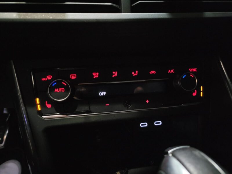 VOLKSWAGEN POLO VI GTI 2.0 TFSI 200cv DSG6 // TOIT OUVRANT/SIEGES CHAUFANTS/CHARGEUR A INDUCTION