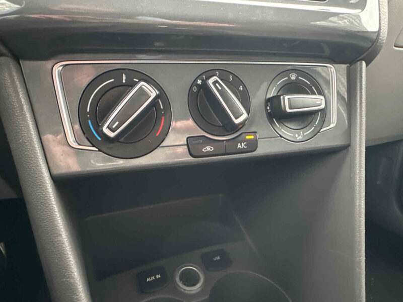 VOLKSWAGEN POLO 2015