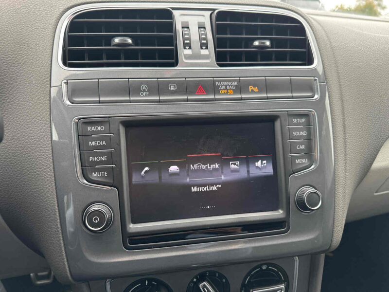 VOLKSWAGEN POLO 2015