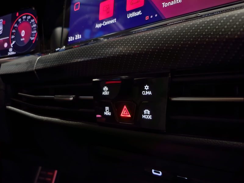 VOLKSWAGEN GOLF VIII 8 R-LINE 1.5 eTSI 150 cv / TOIT OUVRANT/ CARPLAY