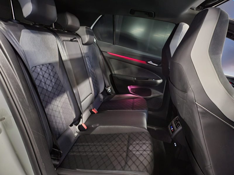 VOLKSWAGEN GOLF VIII 8 R-LINE 1.5 eTSI 150 cv / TOIT OUVRANT/ CARPLAY