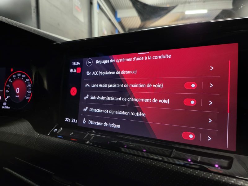 VOLKSWAGEN GOLF VIII 8 R-LINE 1.5 eTSI 150 cv / TOIT OUVRANT/ CARPLAY