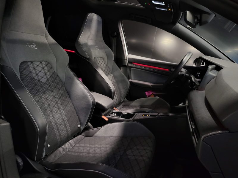 VOLKSWAGEN GOLF VIII 8 R-LINE 1.5 eTSI 150 cv / TOIT OUVRANT/ CARPLAY