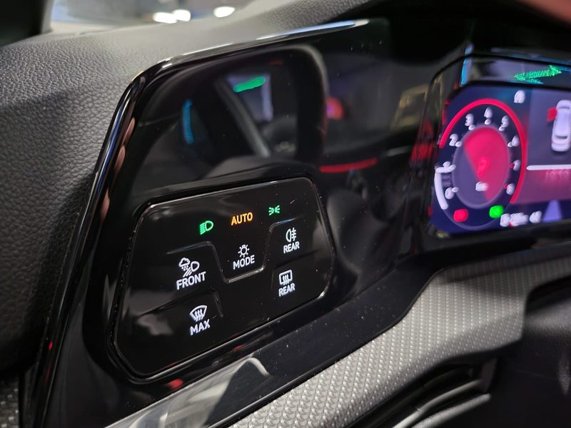 VOLKSWAGEN GOLF VIII 8 R-LINE 1.5 eTSI 150 cv / TOIT OUVRANT/ CARPLAY