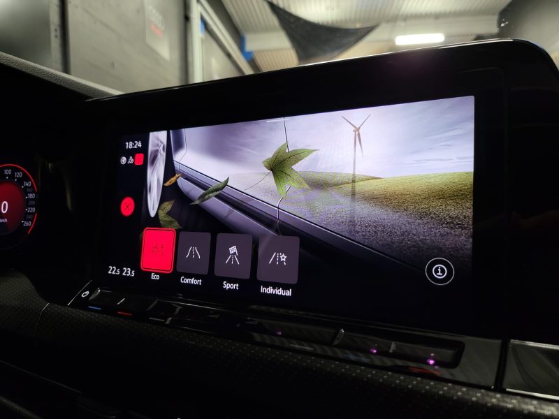 VOLKSWAGEN GOLF VIII 8 R-LINE 1.5 eTSI 150 cv / TOIT OUVRANT/ CARPLAY