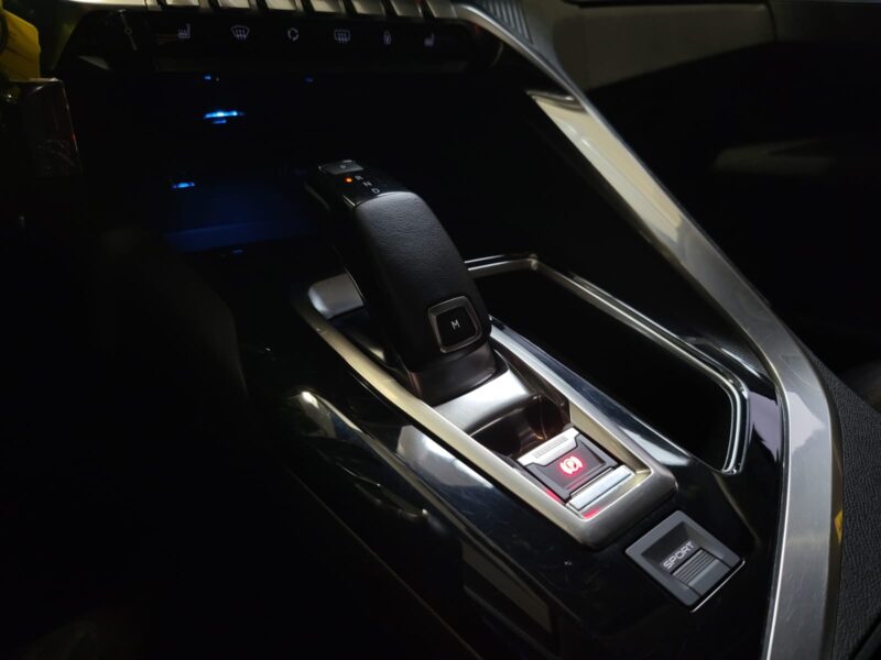 PEUGEOT 3008 1.2 PureTech 130cv ACTIVE BUSINESS S&S EAT6 CARPLAY / RADARS AV AR / DISTRIBUTION FAITE