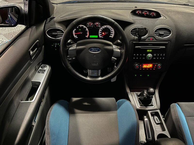 FORD FOCUS ST II 2.5 Turbo 220cv BVM6 // SIEGES RECARO/RADAR-AR/CLIM-AUTO BI-ZONE