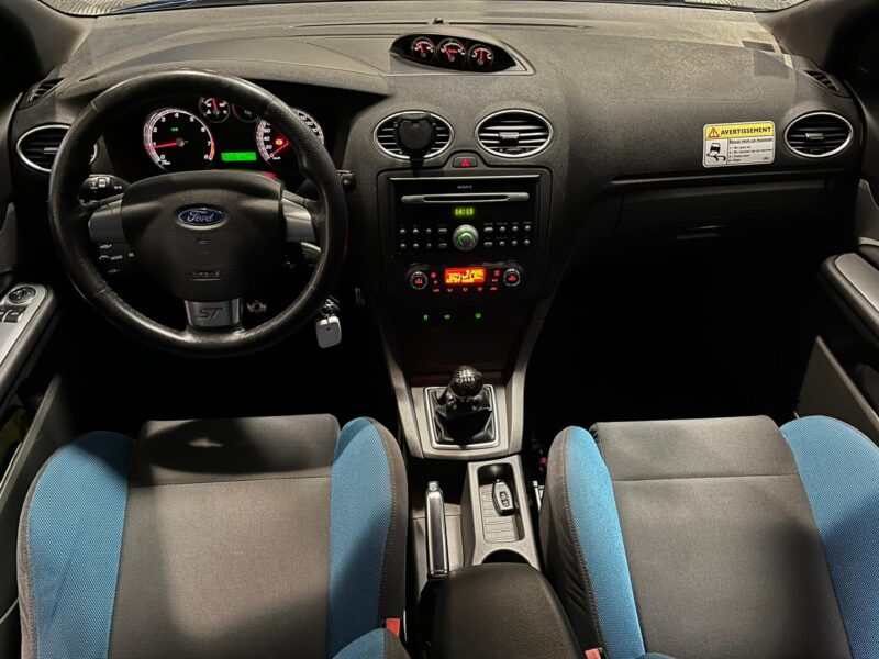 FORD FOCUS ST II 2.5 Turbo 220cv BVM6 // SIEGES RECARO/RADAR-AR/CLIM-AUTO BI-ZONE