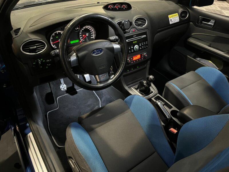 FORD FOCUS ST II 2.5 Turbo 220cv BVM6 // SIEGES RECARO/RADAR-AR/CLIM-AUTO BI-ZONE