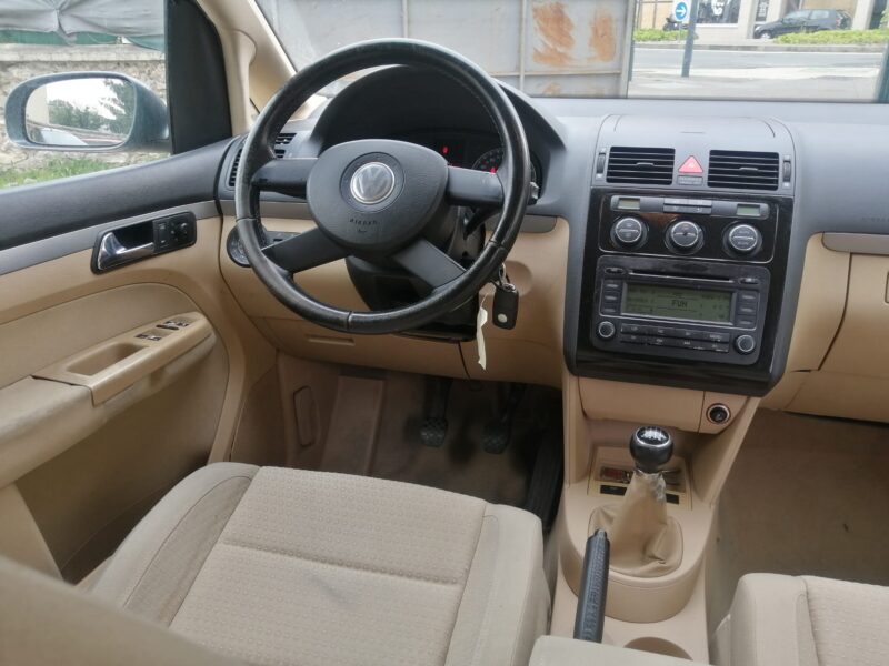 VOLKSWAGEN TOURAN 2004
