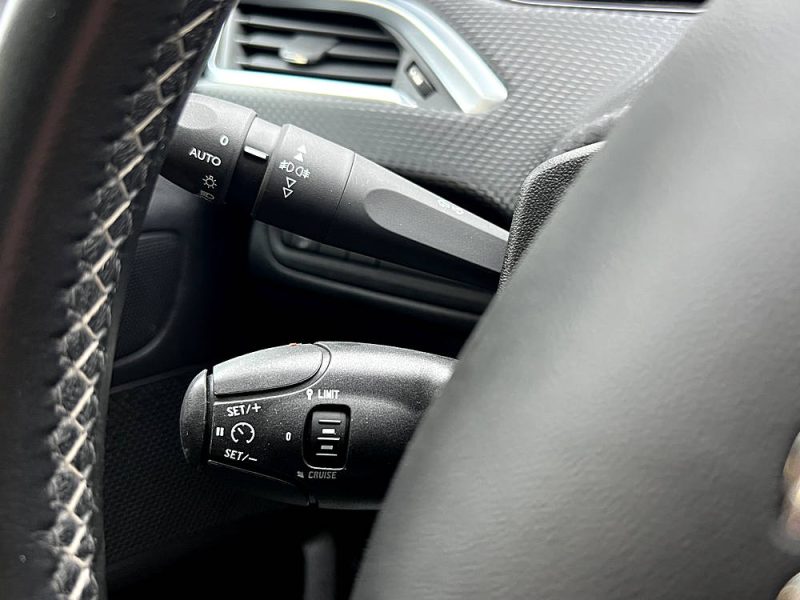 PEUGEOT 208 PHASE 2 ALLURE 1.6 HDI 75 GPS CARPLAY & ANDROID CAMERA REGULATEUR - Garantie 6 Mois