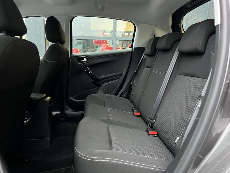 PEUGEOT 208 PHASE 2 ALLURE 1.6 HDI 75 GPS CARPLAY & ANDROID CAMERA REGULATEUR - Garantie 6 Mois