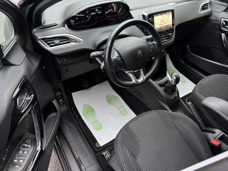 PEUGEOT 208 PHASE 2 ALLURE 1.6 HDI 75 GPS CARPLAY & ANDROID CAMERA REGULATEUR - Garantie 6 Mois