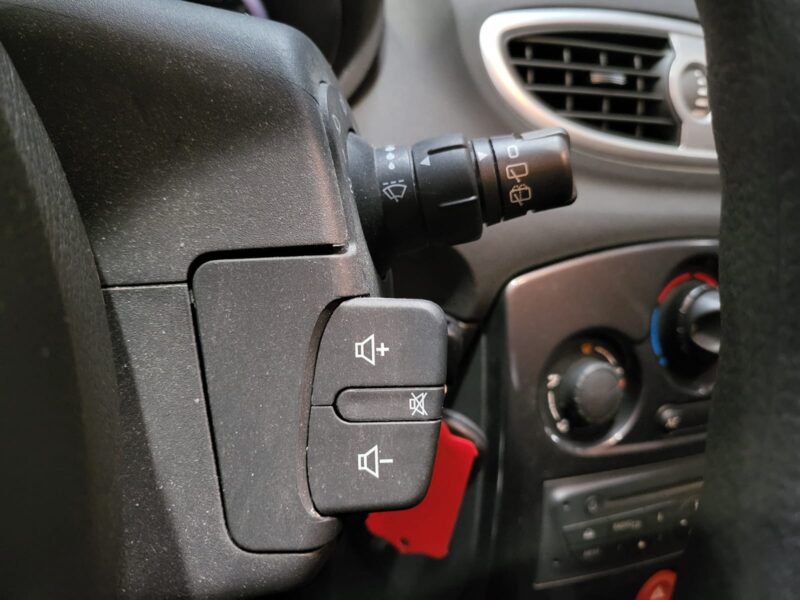 RENAULT CLIO III 1.2 16V 75cv Yahoo // REGULATEUR-LIMITEUR DE VITESSE/PRISE AUX/GPS TOMTOM