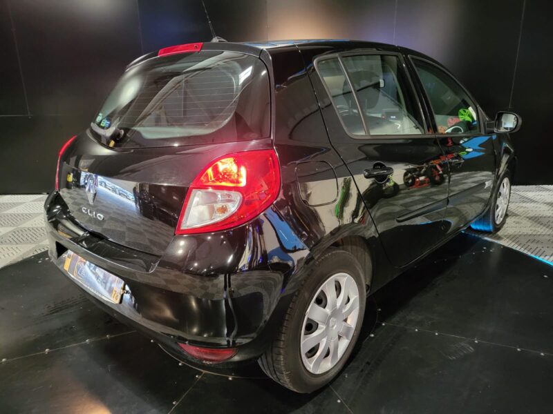 RENAULT CLIO III 1.2 16V 75cv Yahoo // REGULATEUR-LIMITEUR DE VITESSE/PRISE AUX/GPS TOMTOM