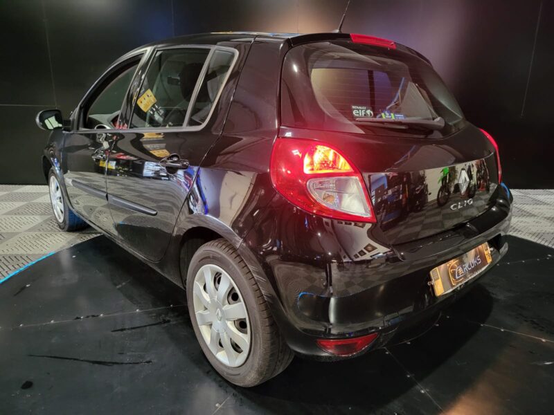 RENAULT CLIO III 1.2 16V 75cv Yahoo // REGULATEUR-LIMITEUR DE VITESSE/PRISE AUX/GPS TOMTOM