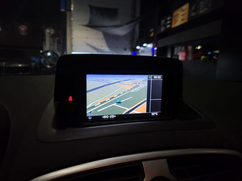 RENAULT CLIO III 1.2 16V 75cv Yahoo // REGULATEUR-LIMITEUR DE VITESSE/PRISE AUX/GPS TOMTOM