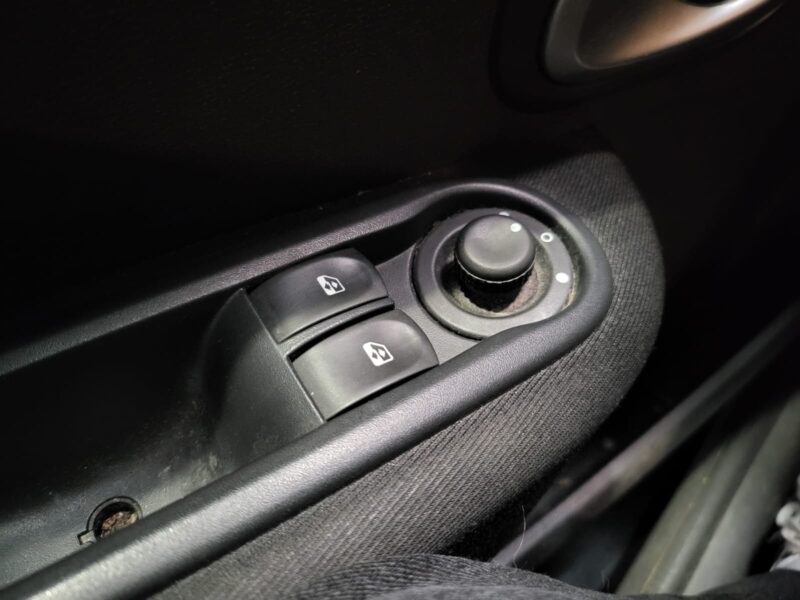 RENAULT CLIO III 1.2 16V 75cv Yahoo // REGULATEUR-LIMITEUR DE VITESSE/PRISE AUX/GPS TOMTOM