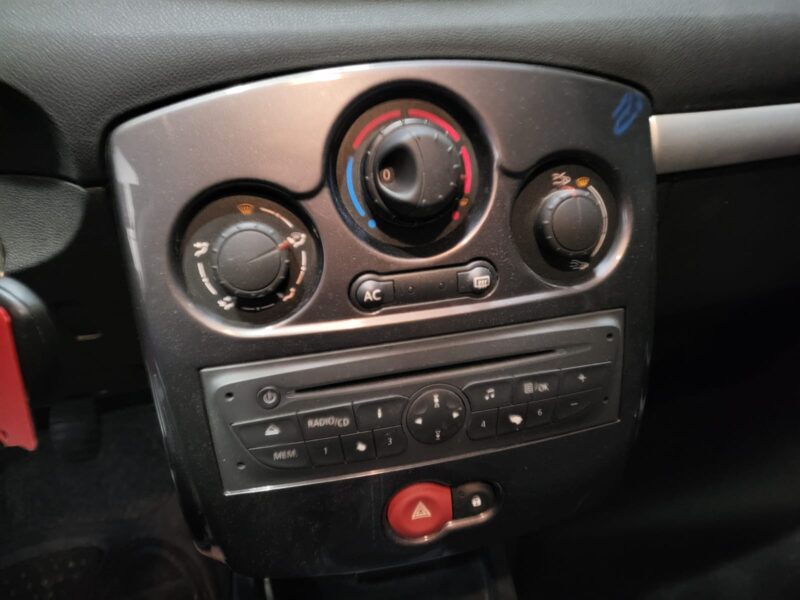 RENAULT CLIO III 1.2 16V 75cv Yahoo // REGULATEUR-LIMITEUR DE VITESSE/PRISE AUX/GPS TOMTOM