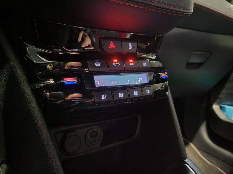 PEUGEOT 208 GTI 1.6L 208CH / TOIT PANO+CAMERA+TABLETTE MULTIMEDIA