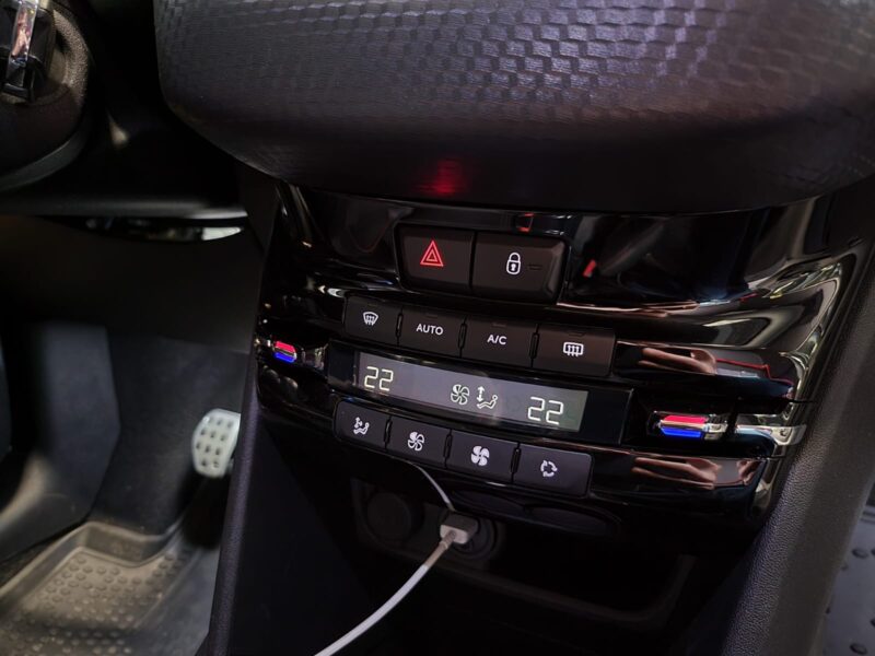 PEUGEOT 208 1.2 PURETECH 110cv GT LINE TOIT PANORAMIQUE / AUDIO JBL / CARPLAY 1E MAIN SUIVIE PEUGEOT