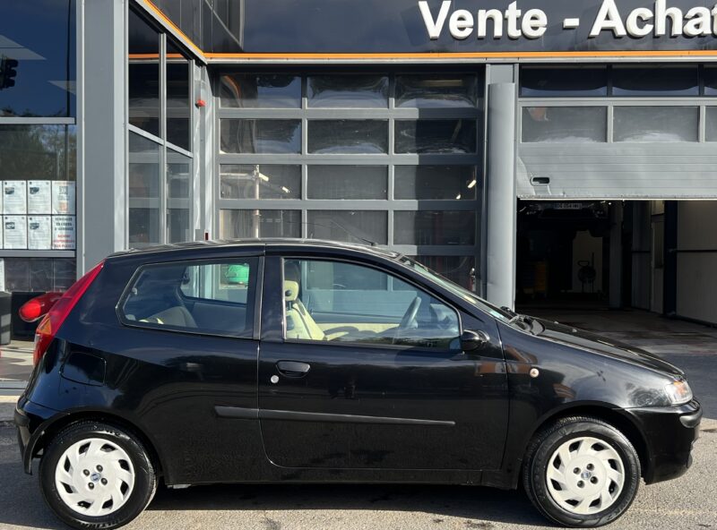 FIAT PUNTO II 1.2 60 Cv 1ERE MAIN / 58 200 Kms CLIMATISATION MODE CITY 5 PLACES - GARANTIE 1 AN
