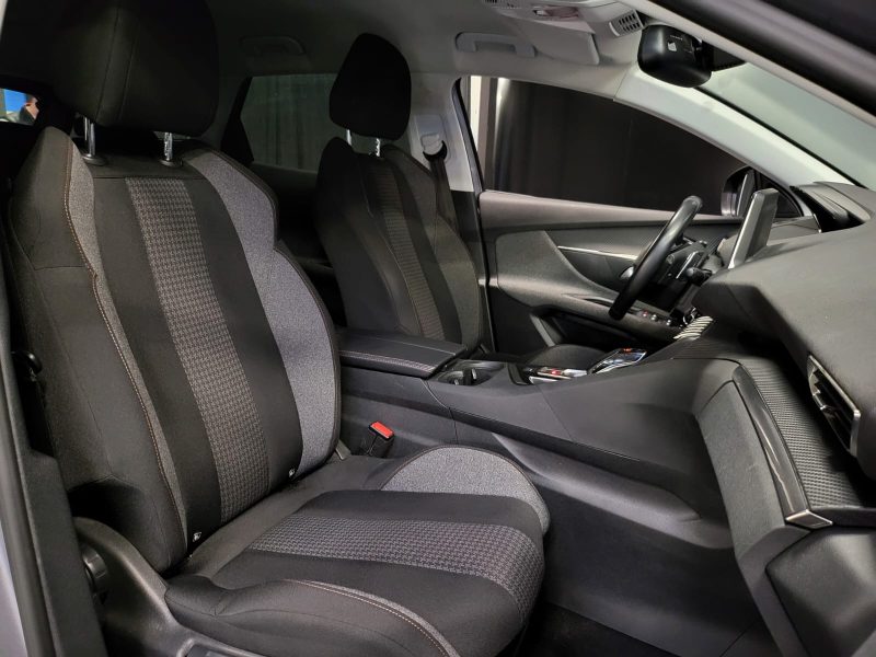 PEUGEOT 3008 1.5 BlueHDi 130cv EAT8 ACTIVE BUSINESS 1E MAIN SUIVI PEUGEOT CARPLAY / RADARS AV AR / V