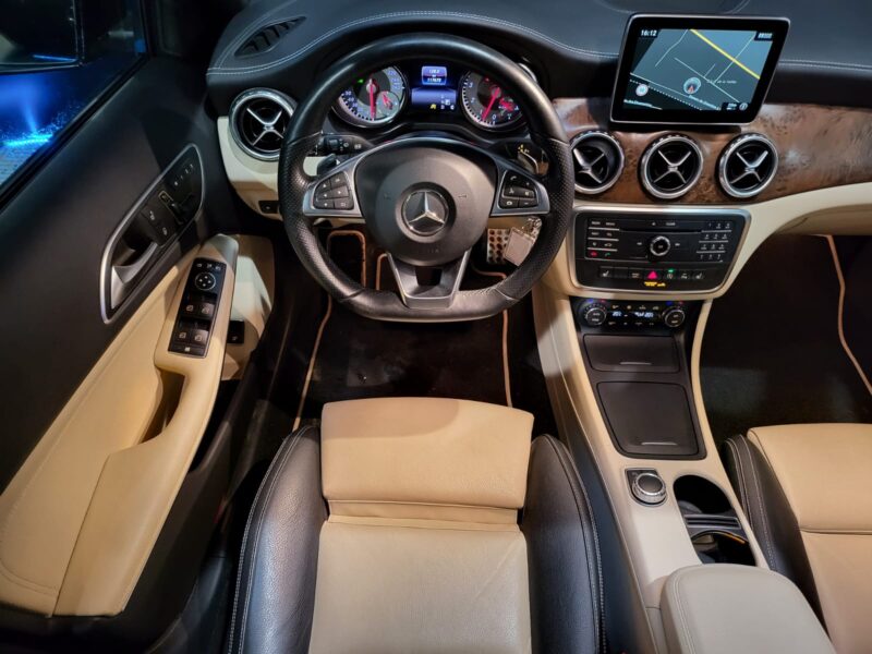 GLA 200 156cv / Fascination AMG / Toit Ouvrant / Apple Carplay